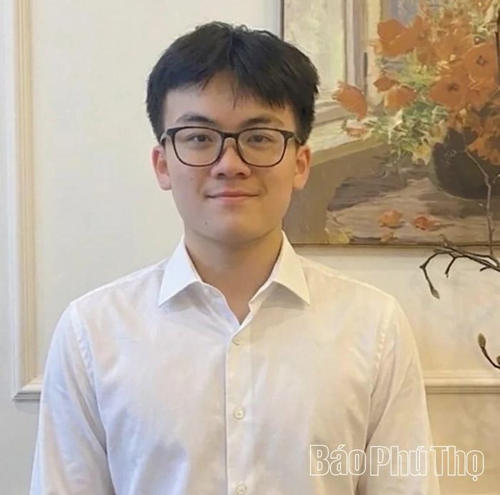 Em Nguyễn Việt Phúc - học sinh lớp 11E cũng xuất sắc đạt giải Ba cuộc thi.