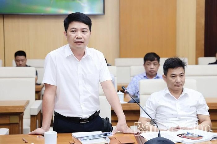 Lãnh đạo Văn phòng đăng ký đất đai tỉnh báo cáo tại hội nghị.