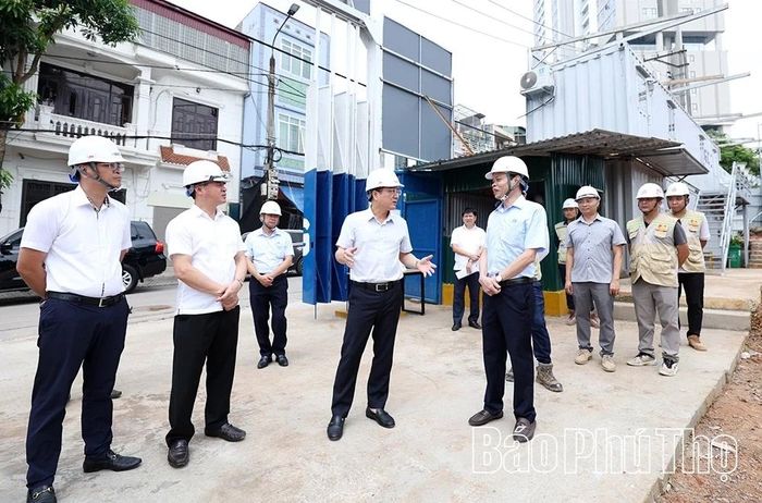 Phó Chủ tịch UBND tỉnh Vũ Việt Văn kiểm tra thực địa dự án Khu nhà ở xã hội Tiên Cát, phường Thanh Miếu.