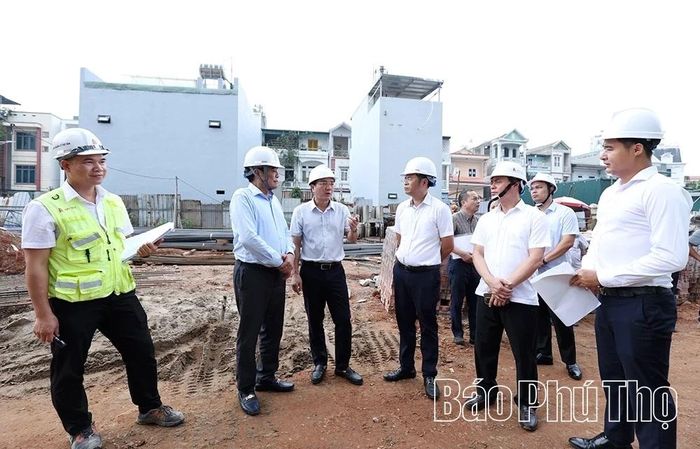 Phó Chủ tịch UBND tỉnh Vũ Việt Văn chỉ đạo các sở, ngành quan tâm, tháo gỡ những khó khăn, vướng mắc cho chủ đầu tư.