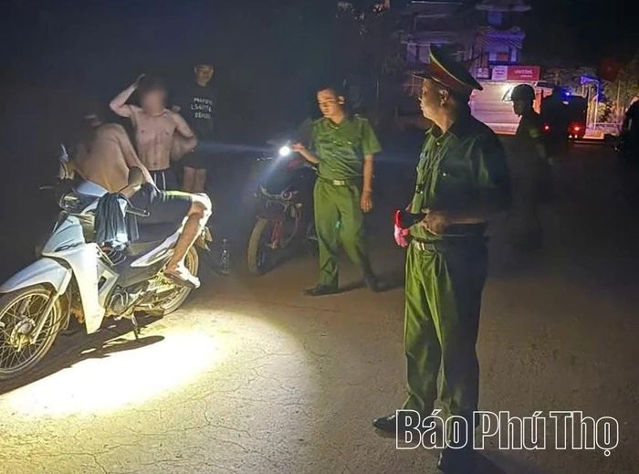 Công an xã Quyết Thắng tăng cường tuần tra đêm, kiểm tra nhắc nhở các trường hợp thanh thiếu niên tụ tập chơi khuya.