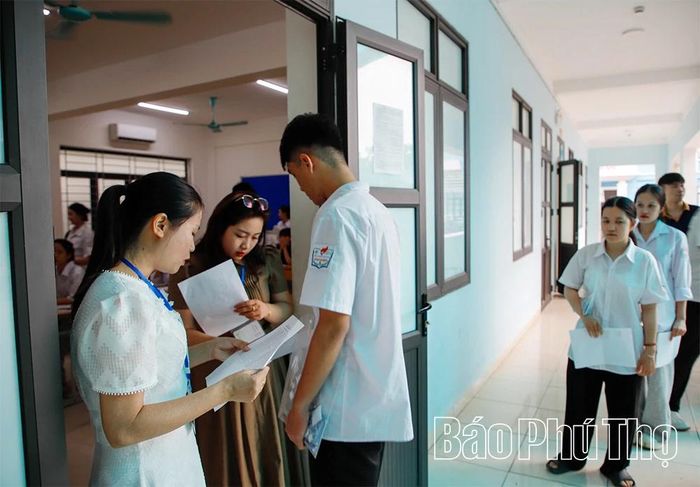 Đúng 7h15, các thí sinh được gọi vào phòng thi theo số báo danh.