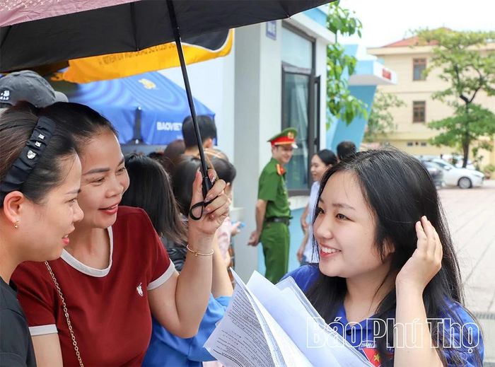 Thí sinh đầu tiên rời khỏi khu vực thi với tâm trạng thoải mái, phấn khởi.