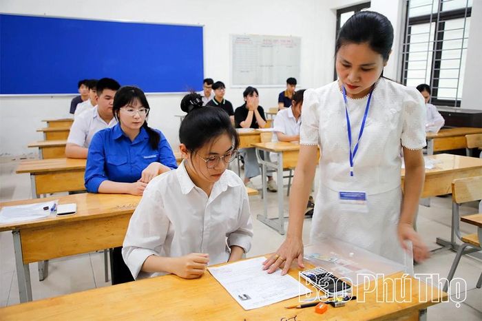 Sau khi ổn định, các giám thị phòng thi phổ biến quy chế và làm công tác chuẩn bị trước khi phát đề thi.