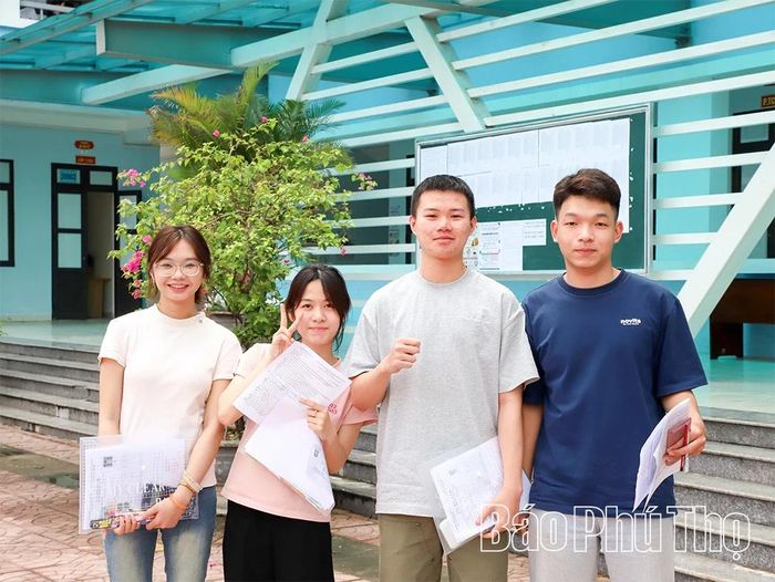 Sau thời gian làm bài căng thẳng, nhiều nhóm học sinh tụ tập trao đổi đáp án, chia sẻ cảm xúc và lưu lại những bức ảnh kỷ niệm cùng bạn bè.