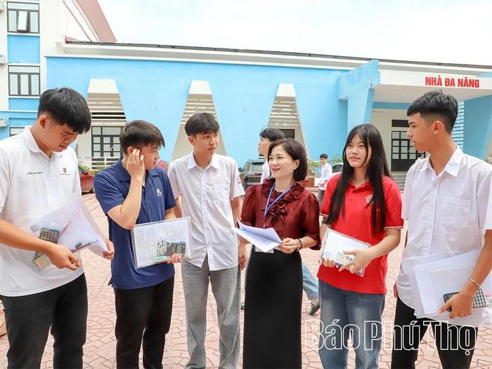 Kết thúc các môn thi, thí sinh nhận được sự động viên, khích lệ và chúc mừng của các thầy, cô giáo.
