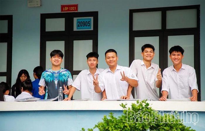 Các thí sinh tại điểm thi Trường THPT Công Nghiệp (phường Hòa Bình) tự tin bước vào buổi thi cuối cùng của Kỳ thi tốt nghiệp THPT năm 2026.