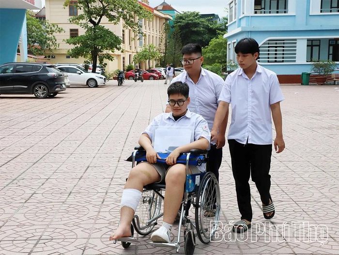 Thí sinh Bùi Phương Linh - học sinh lớp 12D3, Trường THPT Công Nghiệp nhận được nhiều sự quan tâm, hỗ trợ, động viên của bạn bè sau khi không may gặp tai nạn giao thông trước kỳ thi.