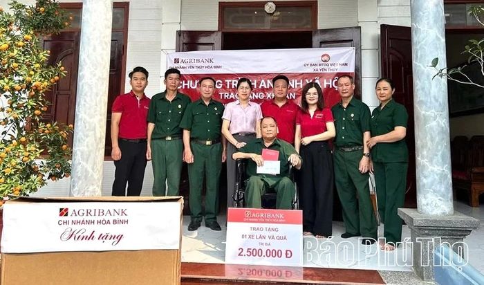 Hoạt động trao tặng xe lăn cho cựu chiến binh có hoàn cảnh khó khăn là một trong những việc làm thiết thực góp phần đưa việc học và làm theo Bác vào cuộc sống.