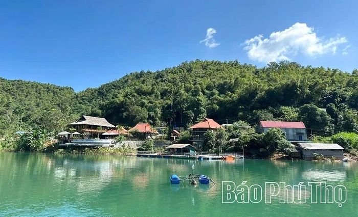 Các bản làng ven hồ Hòa Bình được quan tâm đầu tư, đời sống người dân không ngừng được nâng lên.