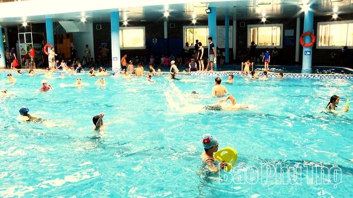 Bể bơi Fami Fitness thu hút đông trẻ em và người dân đến học bơi, rèn luyện thể chất trong dịp hè.
