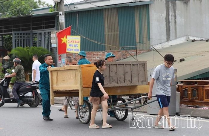 Hàng chục hộ dân đã phải di dời khẩn cấp sau sự cố , UBND phường Phong Châu đã đặt biển cảnh báo tại khu vực.