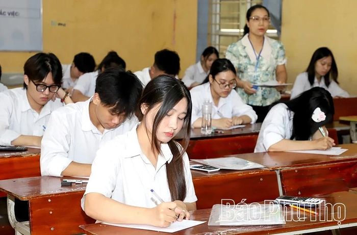 Cán bộ coi thi nhắc nhở các thí sinh ghi đầy đủ thông tin trong bài thi theo quy định.