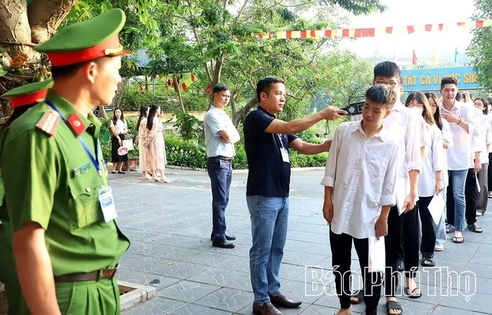 Sử dụng máy quét an ninh cầm tay để ngăn thí sinh mang vào phòng thi các vật dụng có thể gian lận như điện thoại, tai nghe siêu nhỏ.