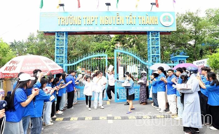 Những thí sinh đầu tiên bước ra khỏi điểm thi Trường THPT Nguyễn Tất Thành sau khi hoàn thành các môn tự chọn.