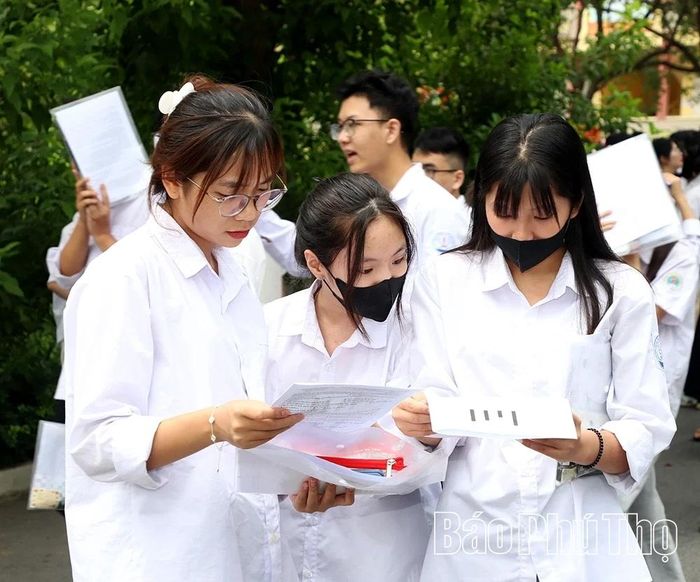 Các thí sinh trao đổi sau khi hoàn thành 2 môn thi tự chọn.
