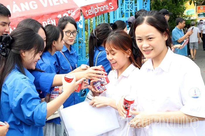 Lực lượng thanh niên tình nguyện tiếp sức mùa thi.
