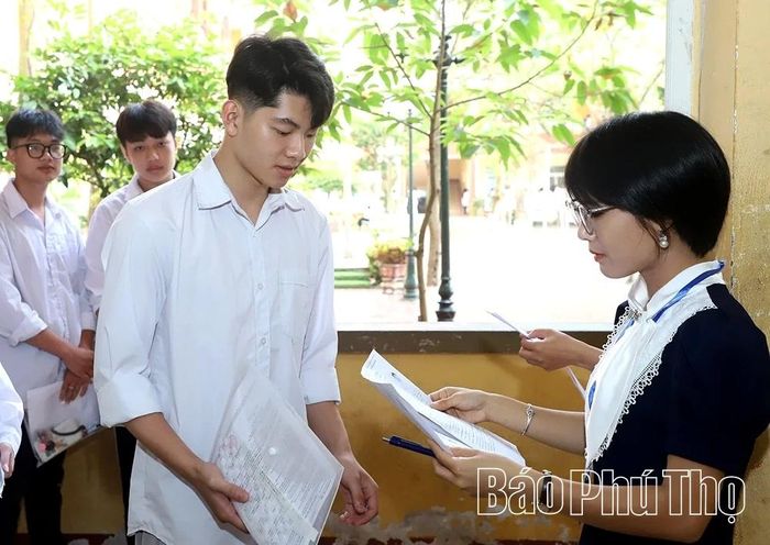 Thí sinh làm thủ tục trước giờ thi môn tự chọn, tại điểm thi Trường THPT Nguyễn Tất Thành.