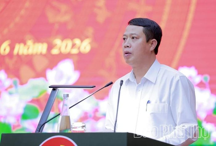 Đồng chí Trưởng Ban Tổ chức Tỉnh ủy Bùi Đình Thi đọc thư khen của đồng chí Bí thư Tỉnh ủy gửi cán bộ, chiến sĩ Công an tỉnh.