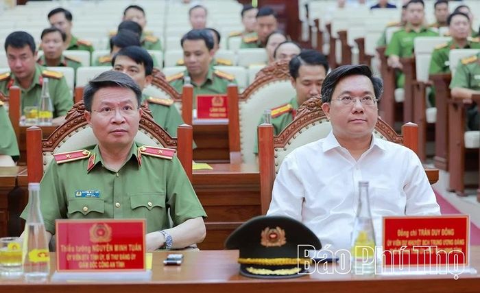 Các đồng chí: Bí thư Tỉnh ủy Phạm Đại Dương, Chủ tịch UBND tỉnh Trần Duy Đông cùng các đại biểu dự chương trình.