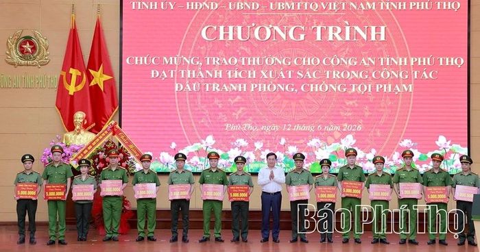 Đồng chí Chủ tịch UBND tỉnh Trần Duy Đông trao thưởng các cá nhân đã có thành tích xuất sắc trong quá trình điều tra, khám phá các chuyên án.
