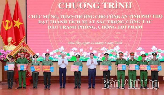 Các đồng chí: Bí thư Tỉnh ủy Phạm Đại Dương, Chủ tịch UBND tỉnh Trần Duy Đông trao thưởng cho các tập thể có thành tích xuất sắc.