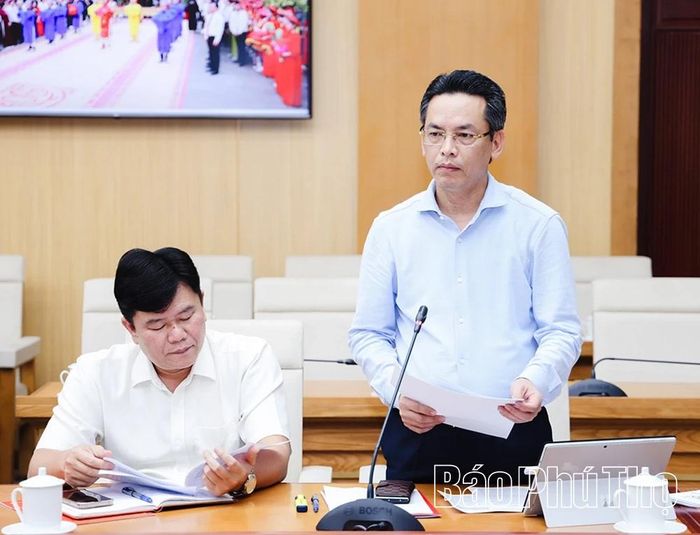 Lãnh đạo xã Trung Sơn phát biểu tại buổi họp.