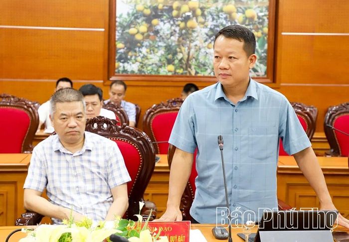 Đại diện Trung tâm Phát triển quỹ đất khu vực Hòa Bình báo cáo những khó khăn, vướng mắc trong quá trình triển khai các dự án.