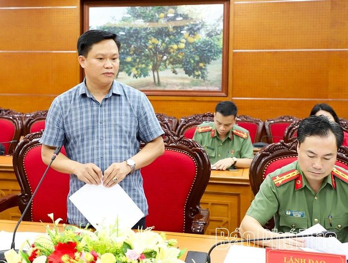 Lãnh đạo phường Thống Nhất và phường Hòa Bình báo cáo công tác triển khai các dự án trên địa bàn.