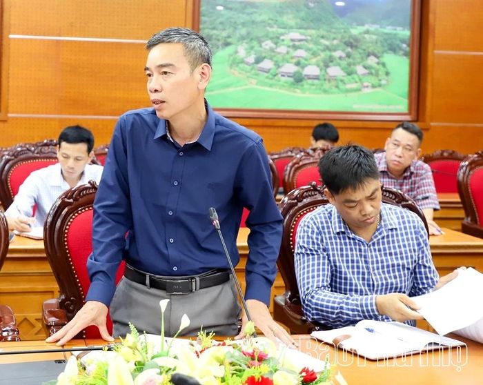 Đại diện Ban Quản lý dự án khu vực Hòa Bình báo cáo tiến độ các dự án.