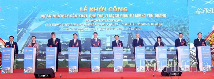 Các đại biểu bấm nút khởi công Nhà máy sản xuất, chế tạo vi mạch điện tử Meiko Yên Quang.