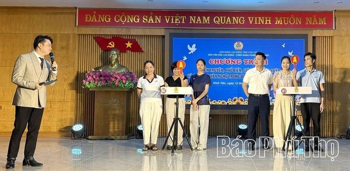 Đoàn viên công đoàn cơ sở tham gia trả lời câu hỏi pháp luật liên quan đến quyền, nghĩa vụ của người lao động.