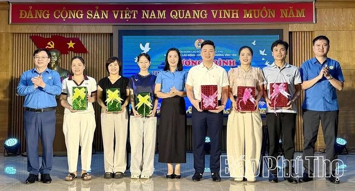 Ban tổ chức trao quà cho các đội thi đến từ công đoàn cơ sở tham gia phần thi tìm hiểu kiến thức pháp luật.