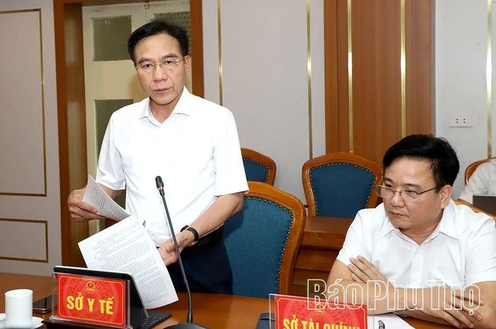 Giám đốc Sở Y tế Lê Hồng Trung báo cáo tại hội nghị.