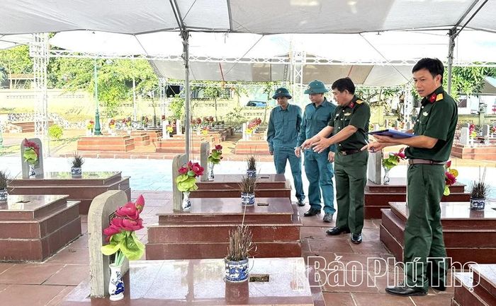 Lực lượng dân quân tự vệ được huy động phối hợp cùng Ban CHQS xã Hoàng An rà soát, lên sơ đồ, đánh số các phần mộ tại nghĩa trang liệt sĩ Hoàng Đan.