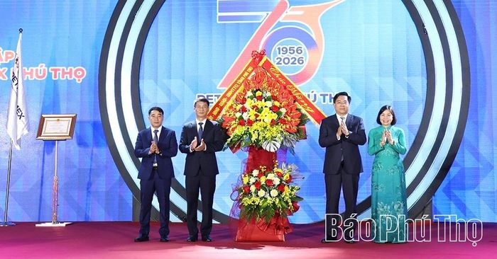 Các đồng chí lãnh đạo tỉnh tặng hoa chúc mừng Petrolimex Phú Thọ tại lễ kỷ niệm.