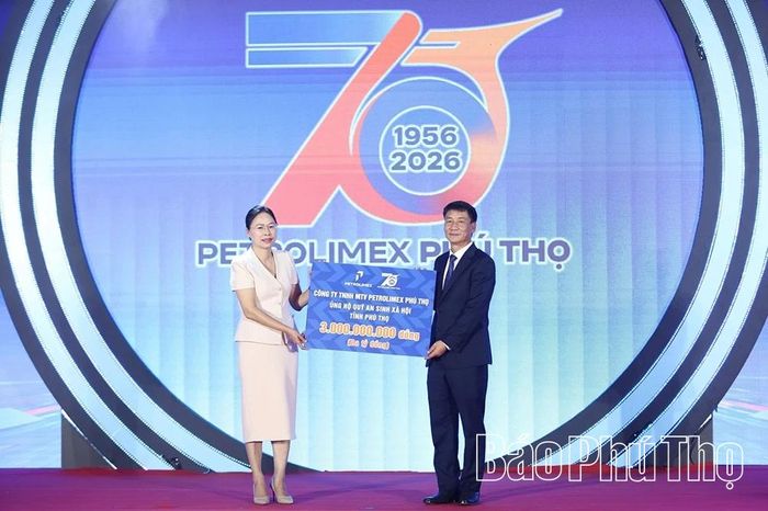 Lãnh đạo Petrolimex Phú Thọ ủng hộ 3 tỷ đồng vào Quỹ an sinh xã hội tỉnh Phú Thọ.