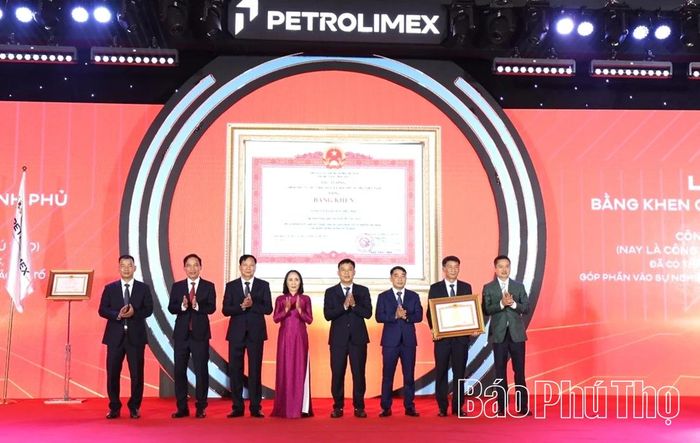Thừa ủy quyền, Chủ tịch Hội đồng quản trị Tập đoàn Xăng dầu Việt Nam Phạm Văn Thanh trao tặng Bằng khen của Thủ tướng Chính phủ cho Petrolimex Phú Thọ.