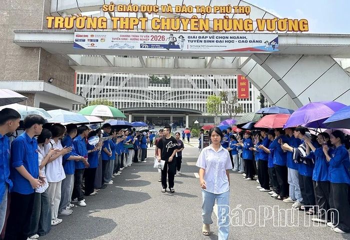 Thí sinh hoàn thành các môn thi tuyển sinh vào lớp 10 tại Hội đồng coi thi THPT Chuyên Hùng Vương.