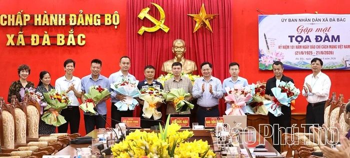 Lãnh đạo xã Đà Bắc tặng hoa chúc mừng cơ quan báo chí và các nhà báo nhân kỷ niệm 101 năm Ngày Báo chí Cách mạng Việt Nam (21/6/1925 - 21/6/2026).