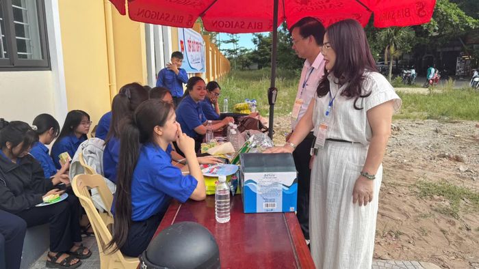 Đoàn công tác hỏi thăm tình hình đội hình thanh niên tình nguyện - Ảnh: M.T
