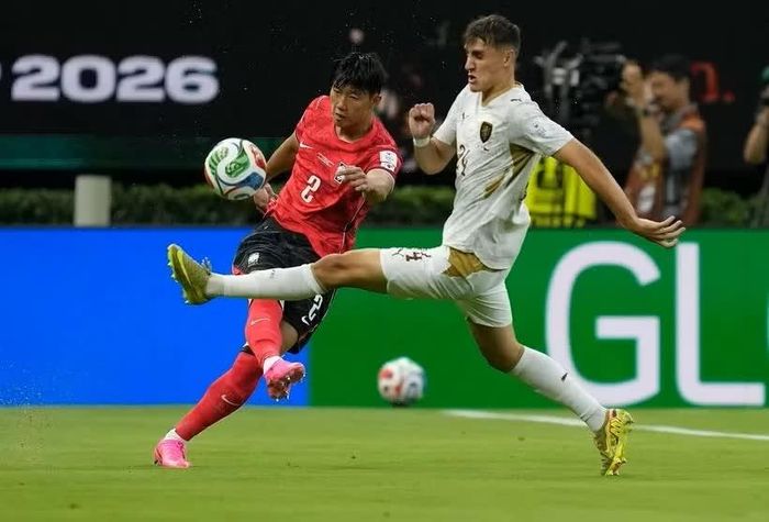 Pha tranh bóng giữa cầu thủ Lee Han-beom (trái) của Hàn Quốc và Alexandr Sojka của CH Séc trong trận đấu. (Ảnh: THX/TTXVN)