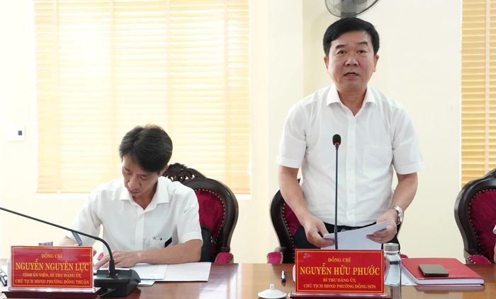 Đại diện Thường trực Đảng ủy phường Đồng Sơn báo cáo tại buổi làm việc - Ảnh: Q.V