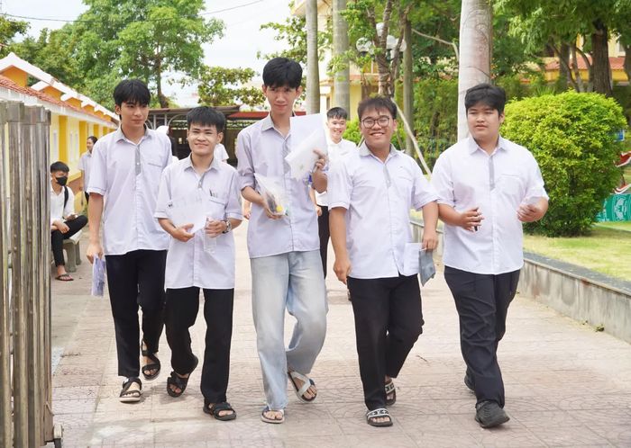 Kết thúc ngày thi, đa số thí sinh hài lòng với kết quả bài làm của mình - Ảnh: Nh.V