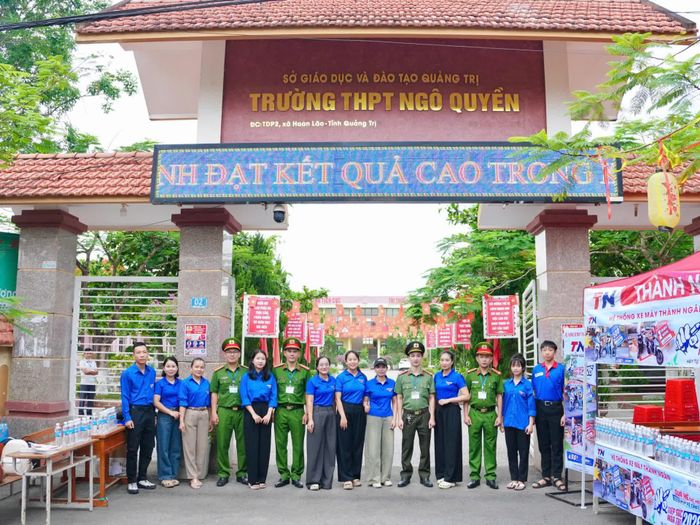 Các lực lượng đồng hành với thí sinh - Ảnh: Nh.V