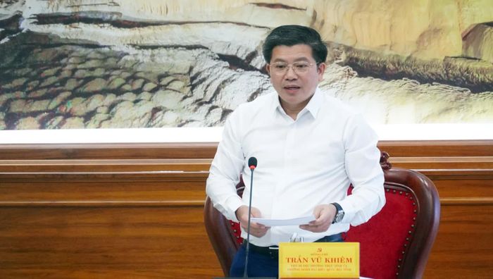 Đồng chí Trần Vũ Khiêm, Phó Bí thư Thường trực Tỉnh ủy, Trưởng đoàn đại biểu Quốc hội tỉnh tham luận tại hội thảo - Ảnh: N.M