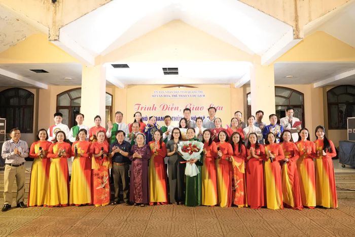 Các đại biểu tặng hoa chúc mừng các nghệ nhân - Ảnh: A.V