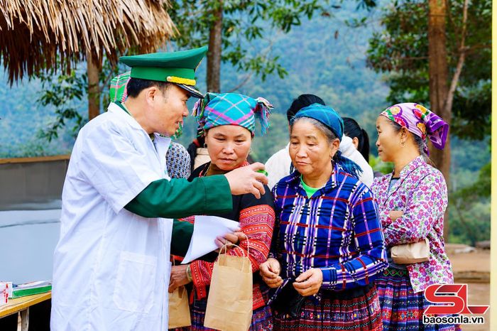 Cán bộ quân ý Đồng Biên phòng Chiềng Sơn tư vấn sức khỏe cho đồng bào khu vực biên giới Chiềng Sơn.