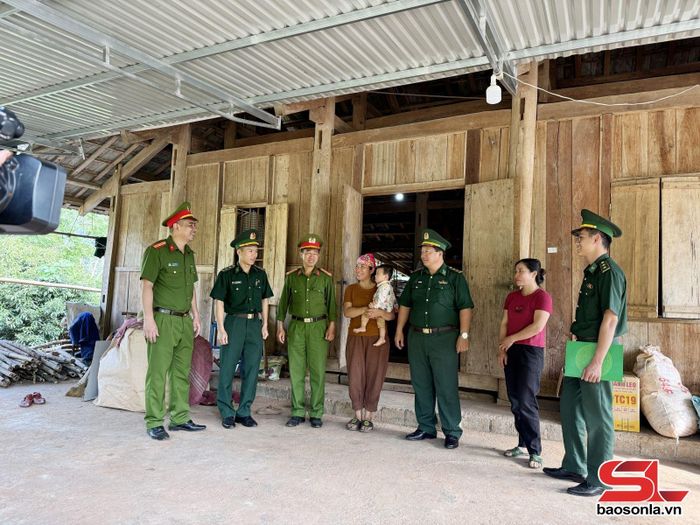 Cán bộ, chiến sĩ Đồn Biên phòng Chiềng Sơn phối hợp với Công an tuyên truyền, phổ biến pháp luật cho nhân dân.