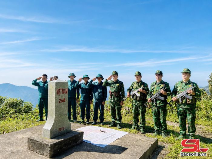 Cán bộ, chiến sĩ Đồn Biên phòng Chiềng Sơn tuần tra, bảo vệ mốc giới.